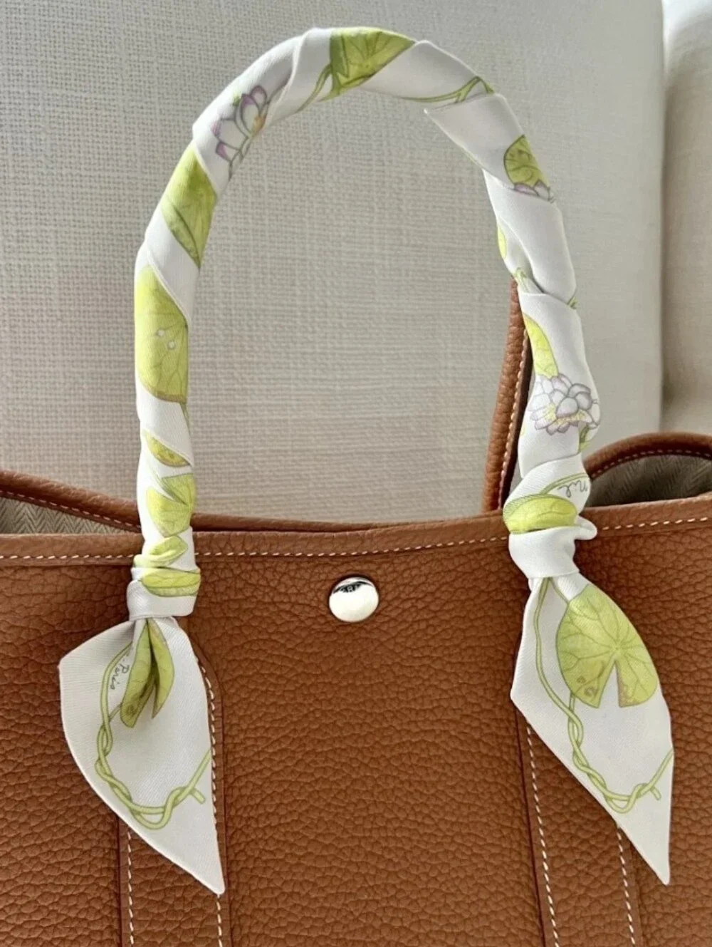 Hermes White/Green 'un Jardin sur le Nil' Silk Twilly Scarf Green Lily Pad Motif